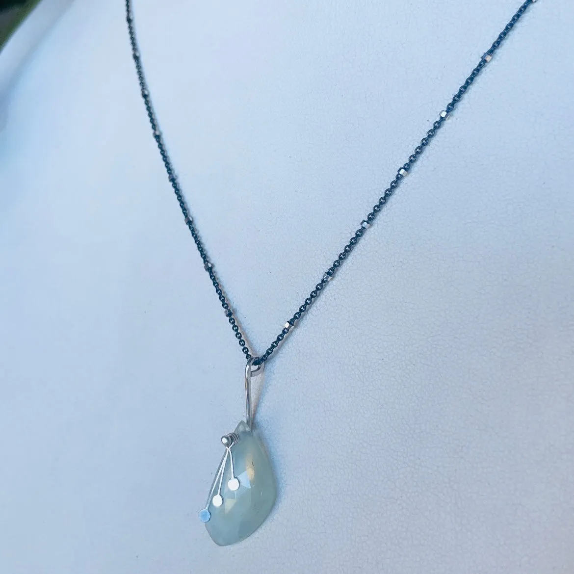 Pendulum Dots free form aquamarine necklace